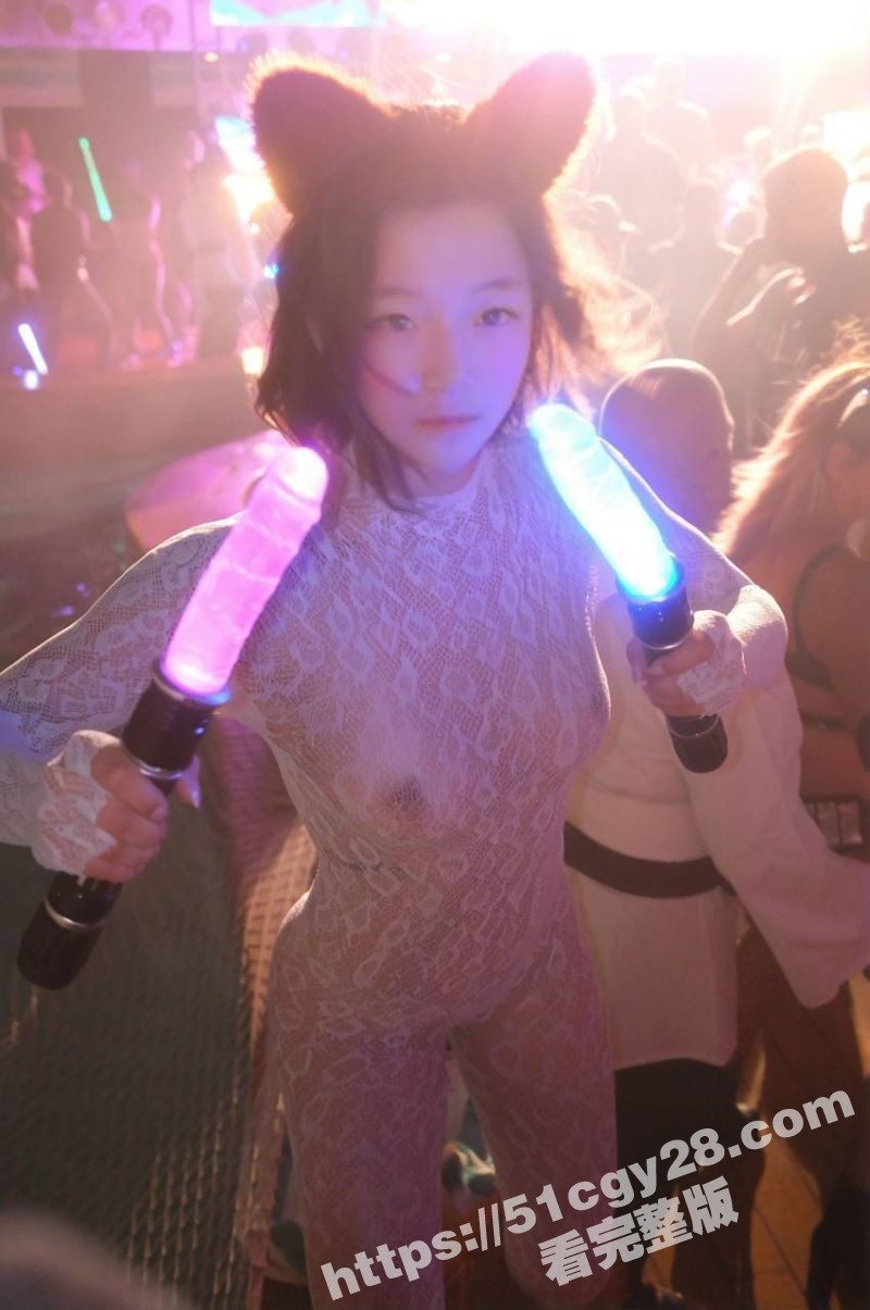 北美魅魔Sophia刘EDC电音节露出和室友啪啪 11