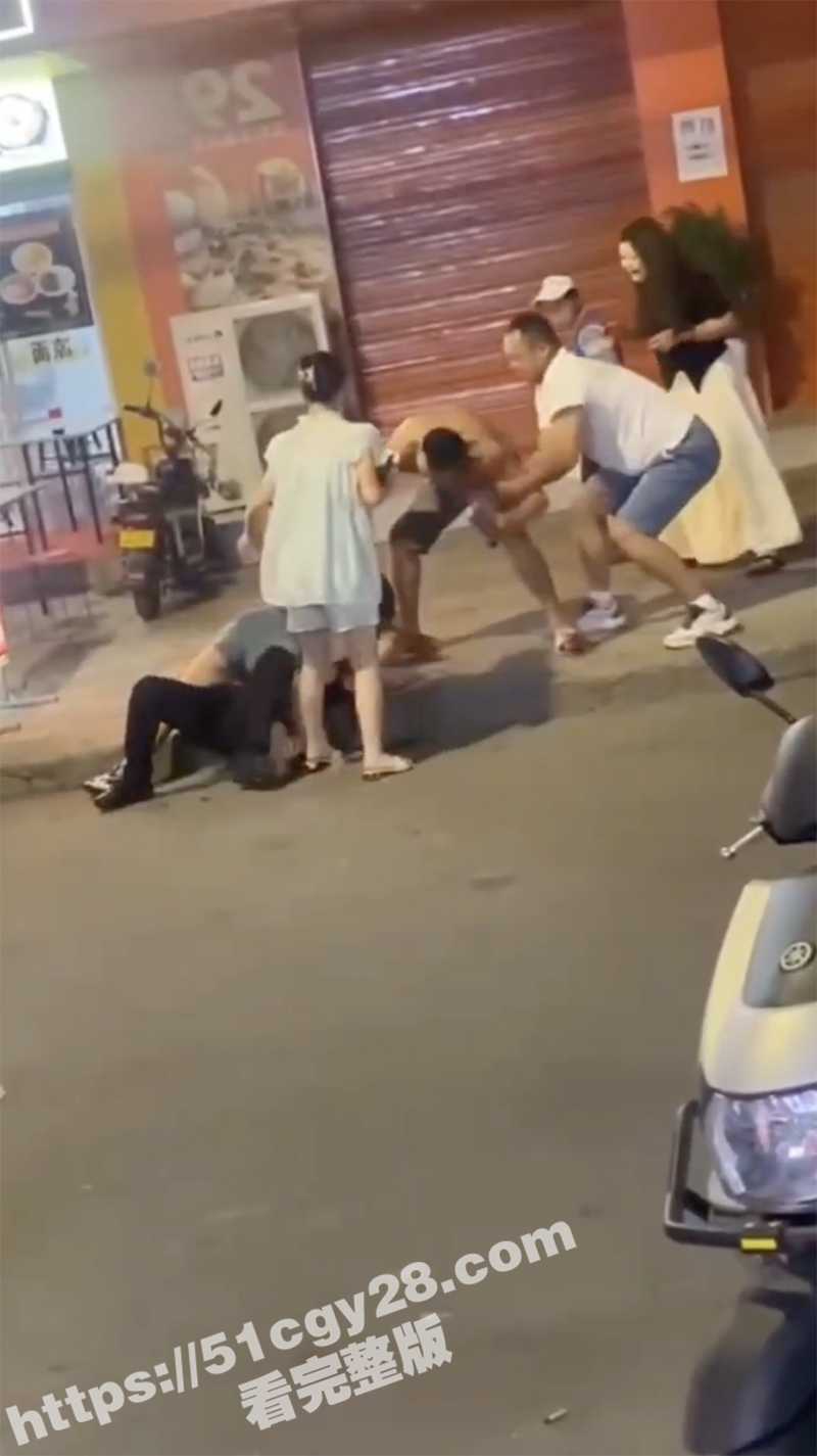 陕西省城固县武商购物广场男子520偷情别人老婆被原配当街砍头（1）