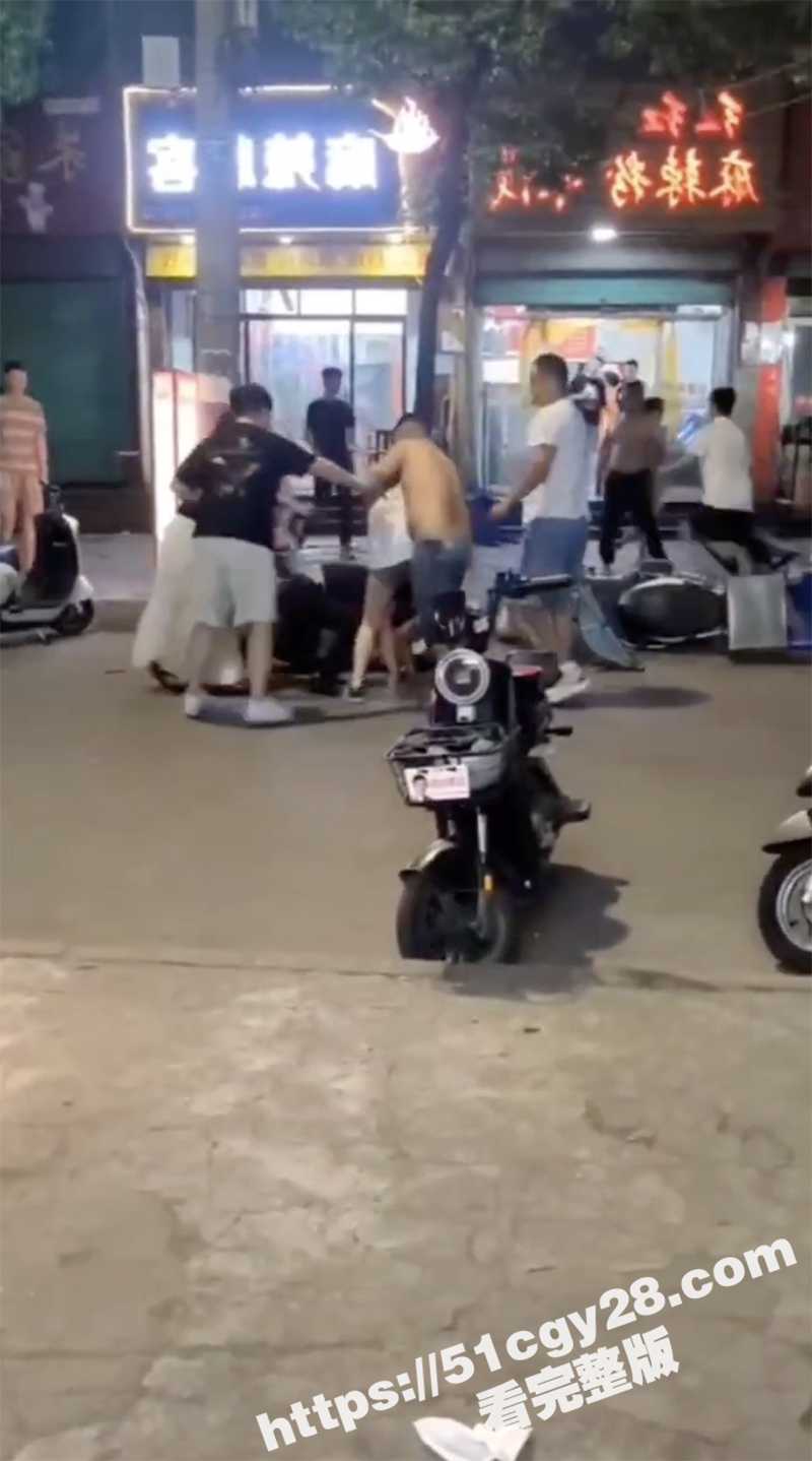 陕西省城固县武商购物广场男子520偷情别人老婆被原配当街砍头（2）