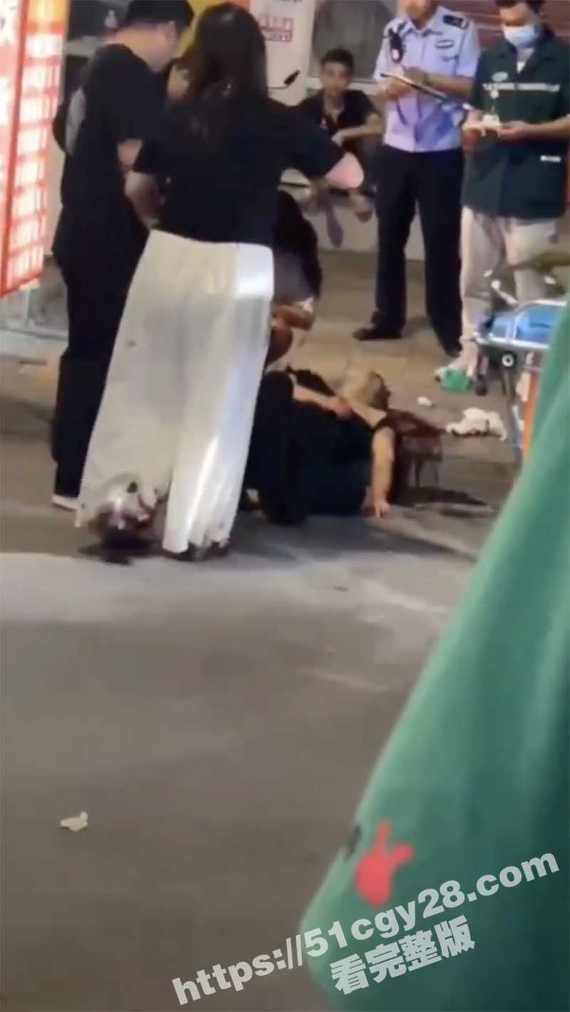 陕西省城固县武商购物广场男子520偷情别人老婆被原配当街砍头（3）