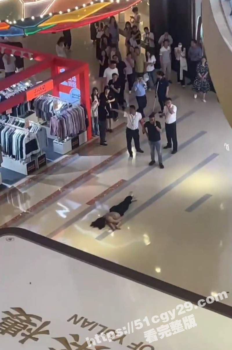 江苏扬州京华城女子商场内跳楼轻生02