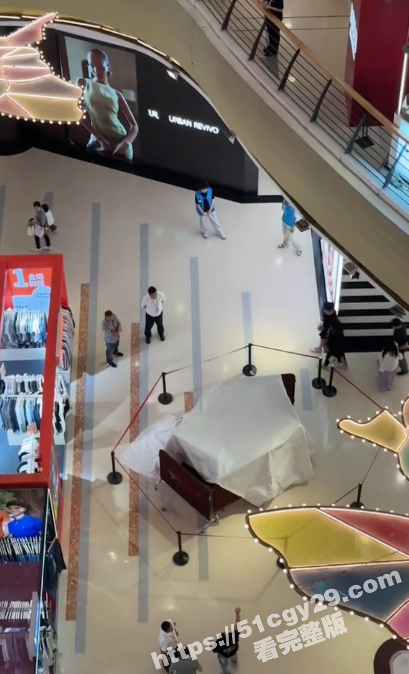 江苏扬州京华城女子商场内跳楼轻生04