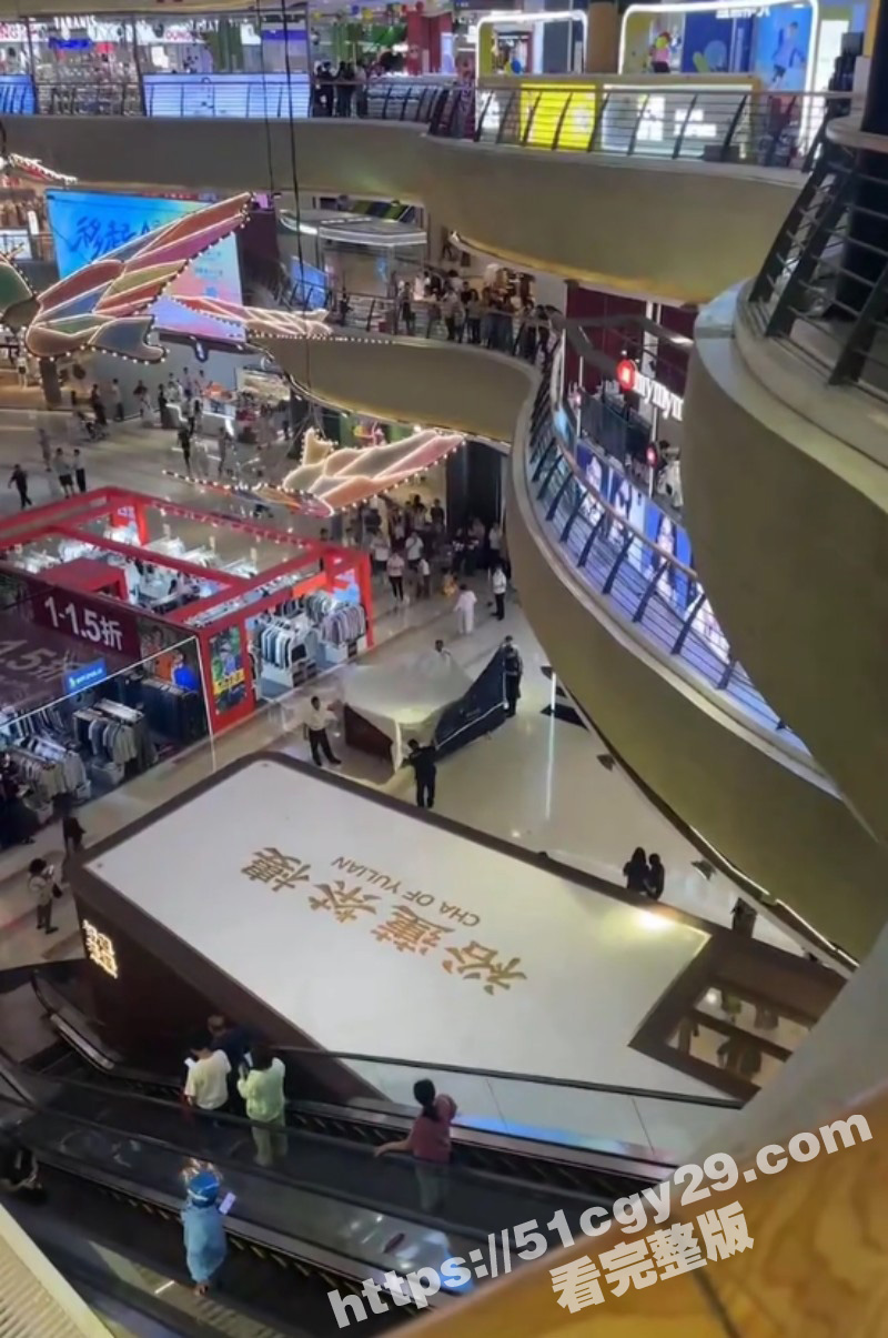 江苏扬州京华城女子商场内跳楼轻生05