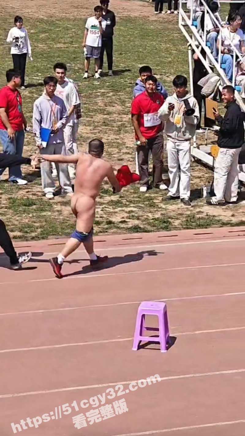 河北石家庄邮电学院5000米赛跑何林明最后50米裸奔（2）