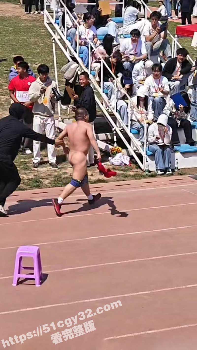 河北石家庄邮电学院5000米赛跑何林明最后50米裸奔（3）