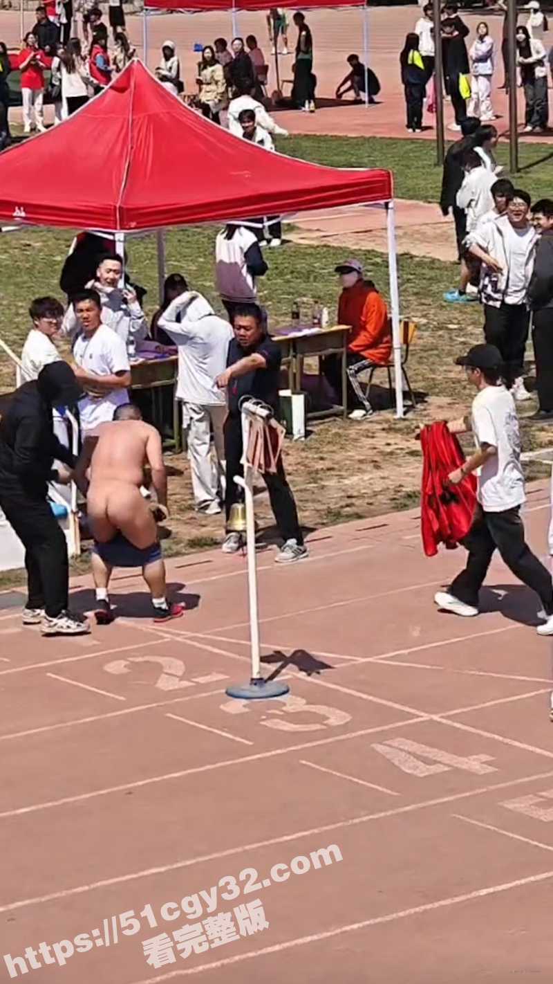 河北石家庄邮电学院5000米赛跑何林明最后50米裸奔（4）