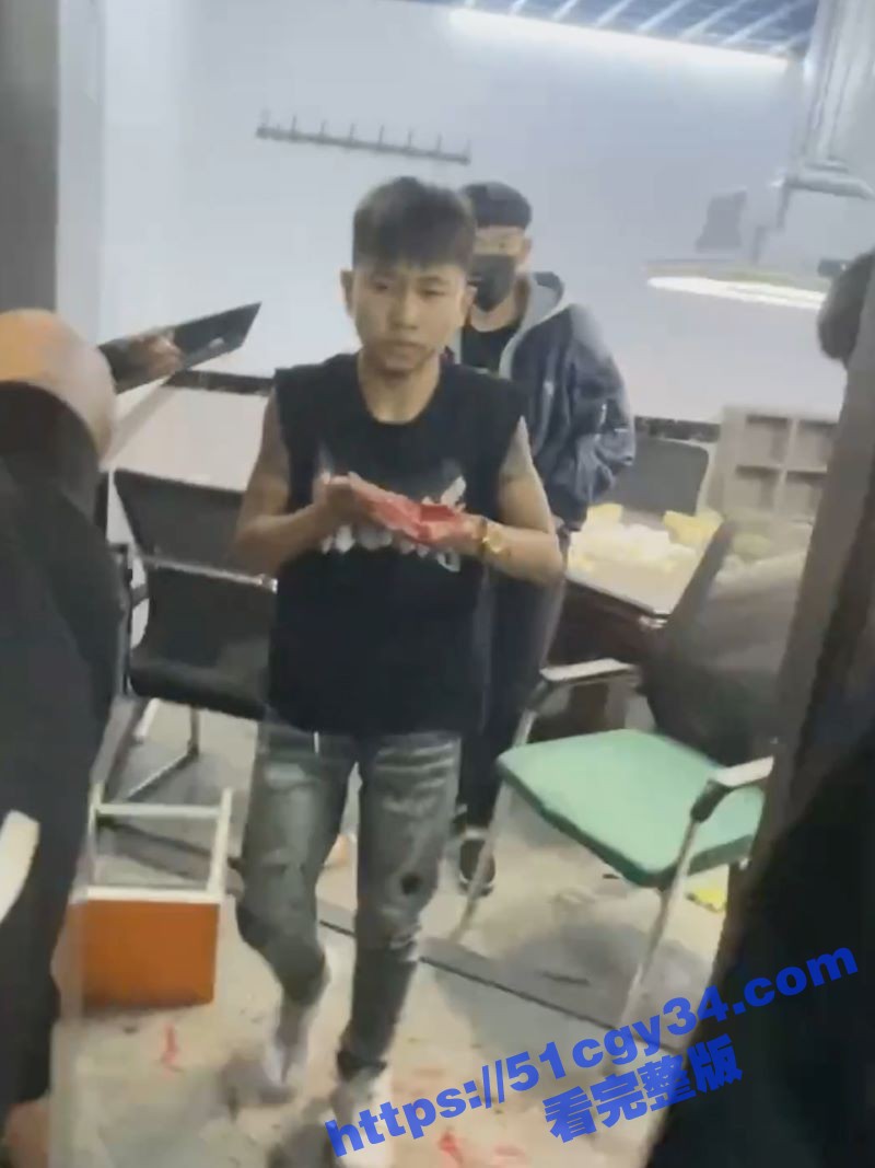 精神小伙台球厅持刀砍人 1