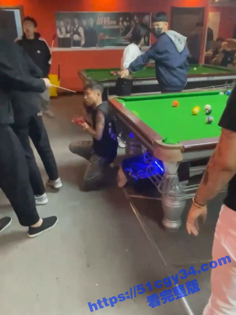 精神小伙台球厅持刀砍人 2