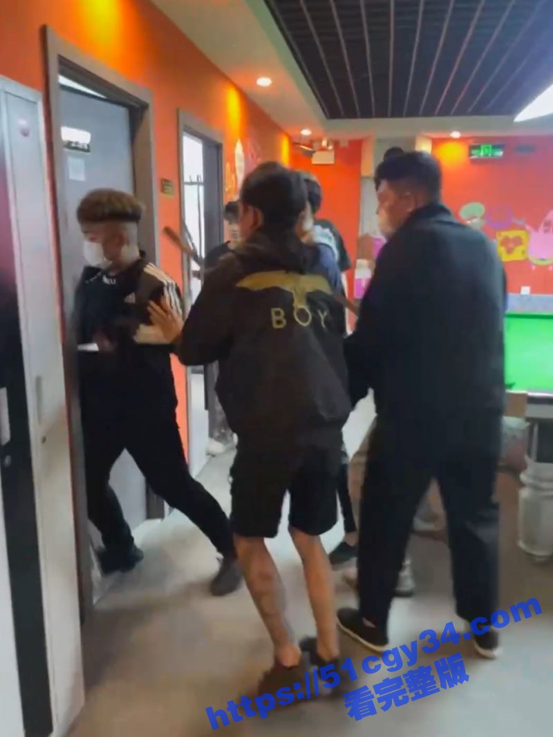 精神小伙台球厅持刀砍人 3