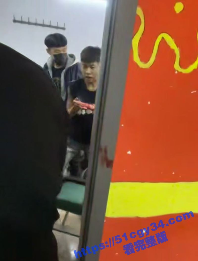 精神小伙台球厅持刀砍人 5