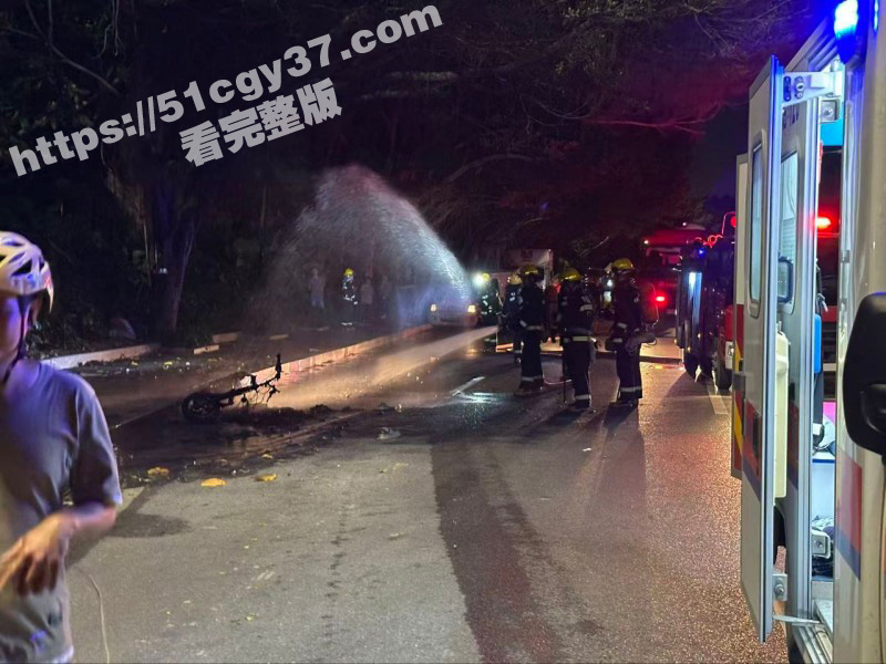 女子骑电动车起火被烧伤衣不蔽体01