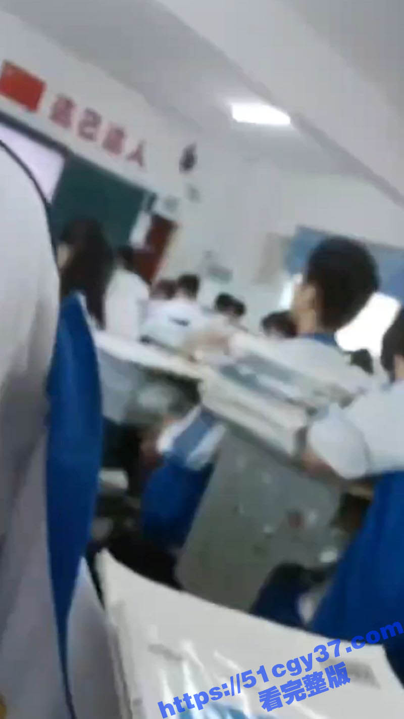 上课给前排女同学抠逼 3