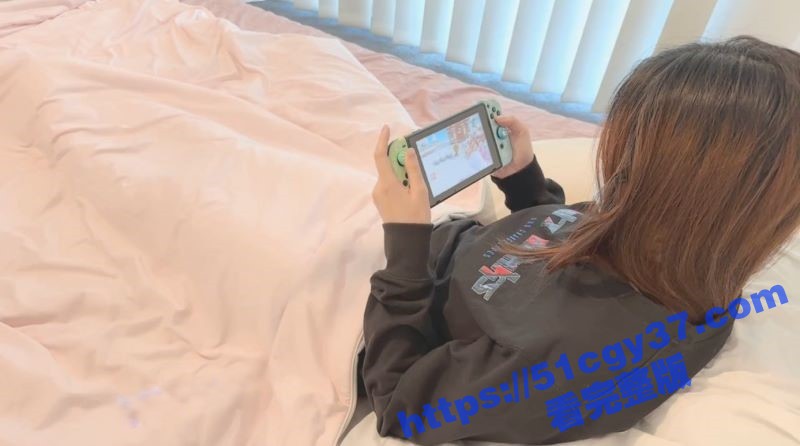 极品00后小女友玩游戏时被爆操 1