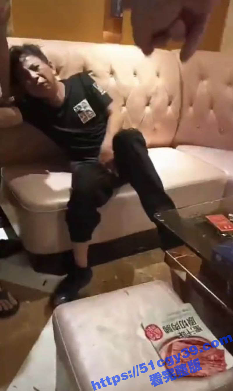 汕头潮阳区自然局局长欧镇武在KTV寻欢被老婆咬伤鸡巴 4