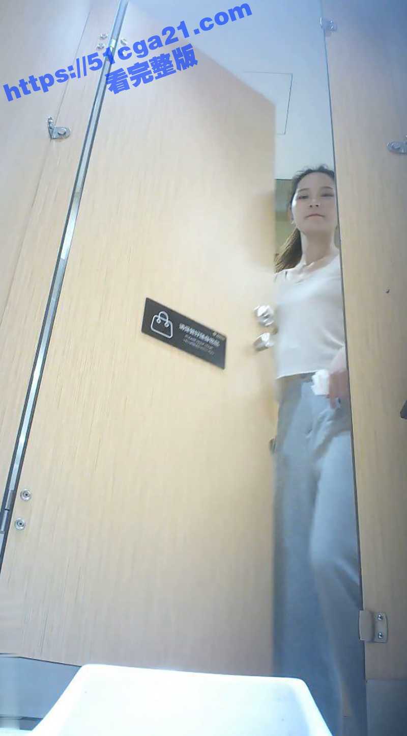 酒吧厕拍系列陪酒公主们放尿瞬间（5）