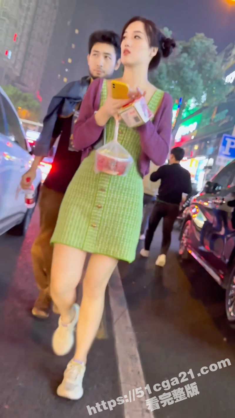 抄底绿裙真空美女（2）