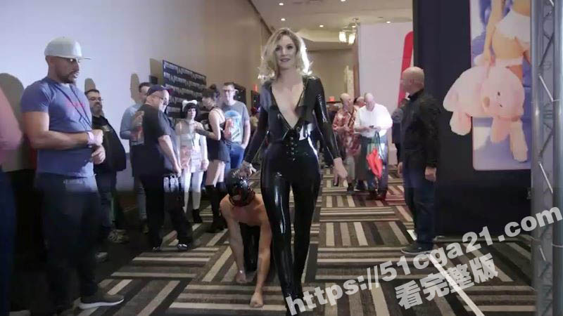欧美皮裤女王带自己的性奴逛性爱博览会 1