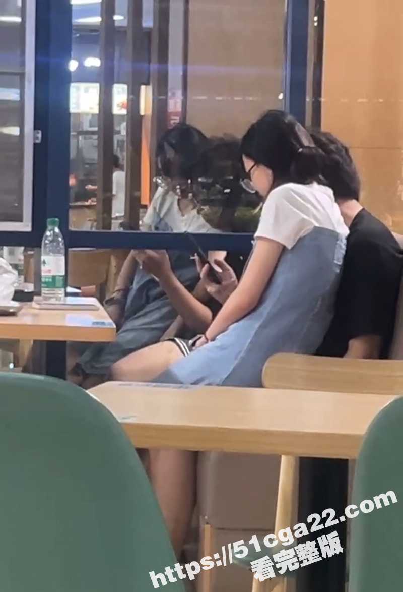 大学情侣食堂不雅视频流出 4 拷贝