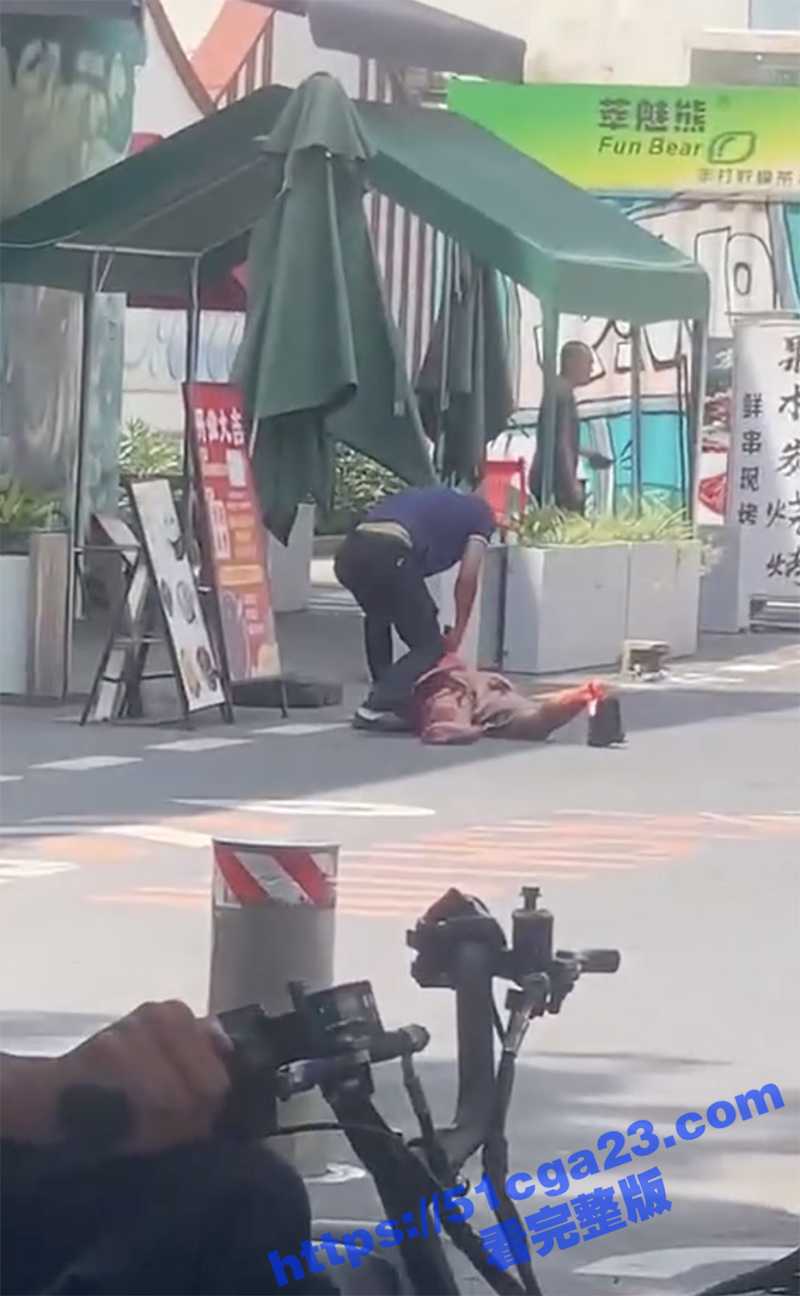 广州东晓南街头惊险持刀屠夫男子被压地上当猪屠宰（1）