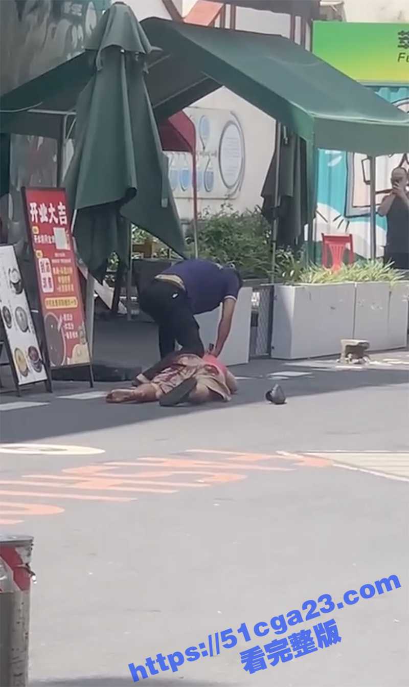 广州东晓南街头惊险持刀屠夫男子被压地上当猪屠宰（2）