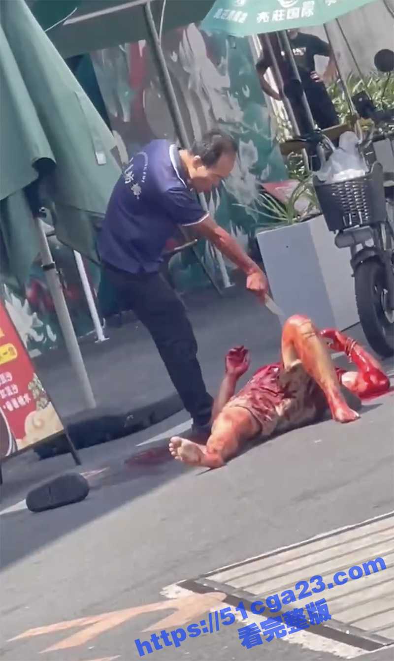 广州东晓南街头惊险持刀屠夫男子被压地上当猪屠宰（4）