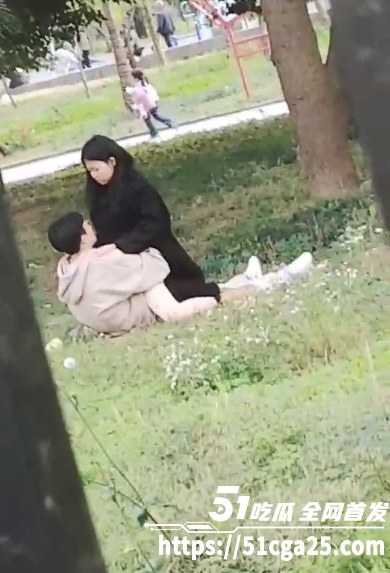 情侣为白天公园里做爱偷拍视频曝光 7 拷贝