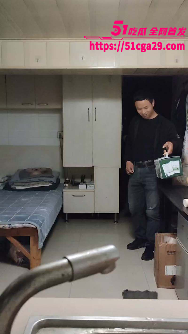 南京红姐 遇上 大暖男牛奶哥 专程给红姐带来一箱牛奶补身体！