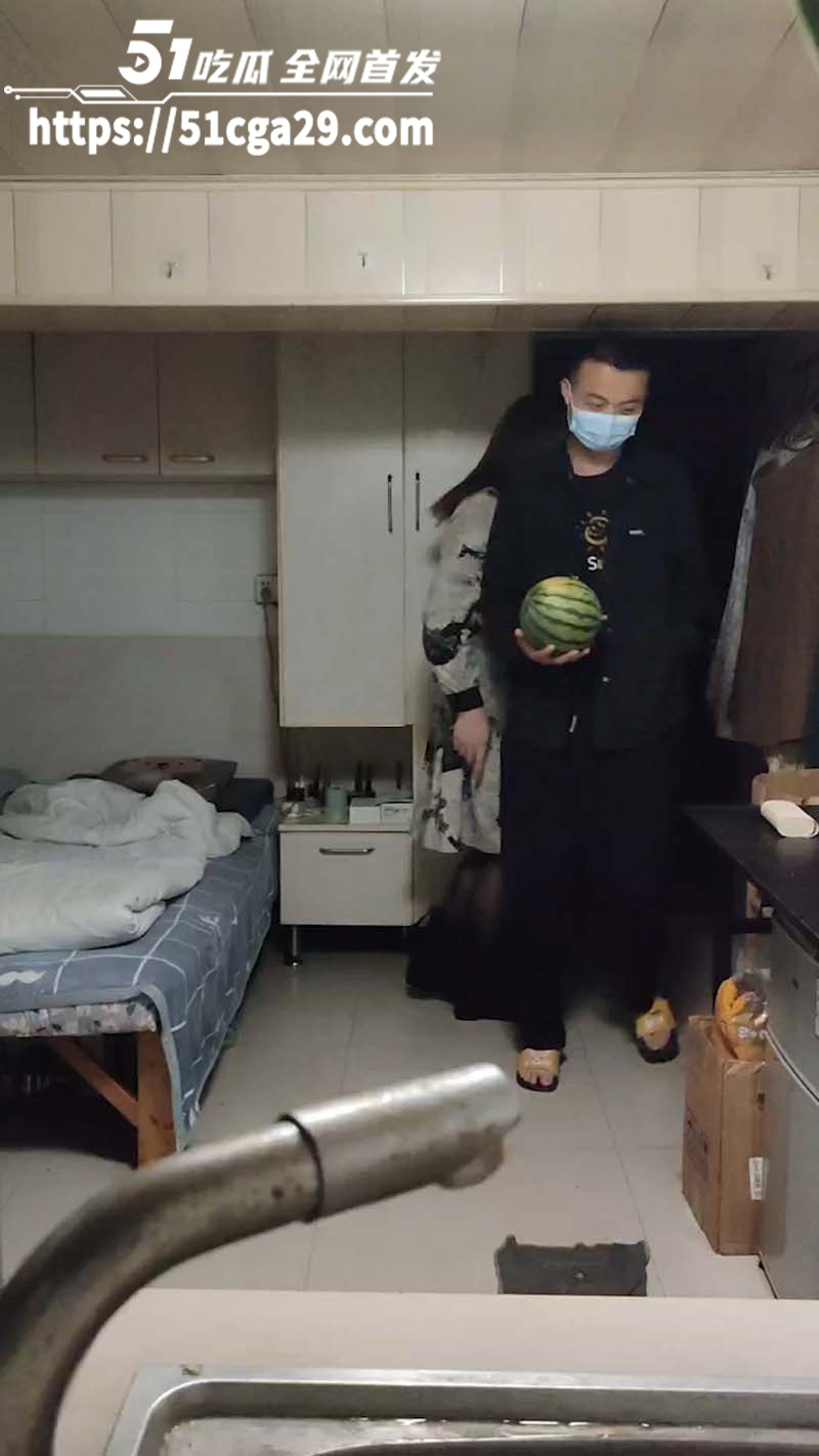 南京TS伪娘阿红 西瓜哥 炎炎夏日为红姐带来了一丝清凉 刚口交到一半 情到深处激烈热吻！