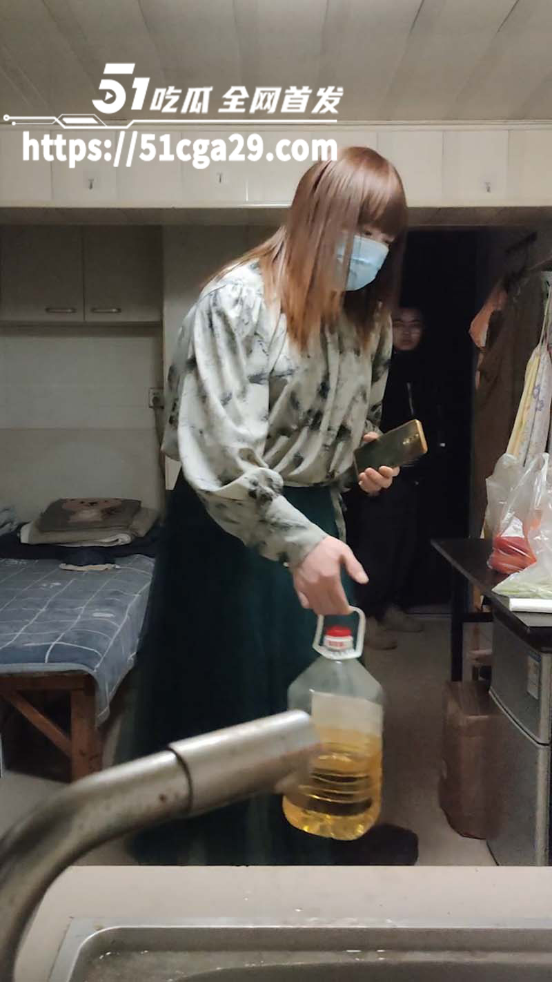 南京红大爷事件老熟人到来！不知怎么关心你 那就给你拿半桶油炒菜！