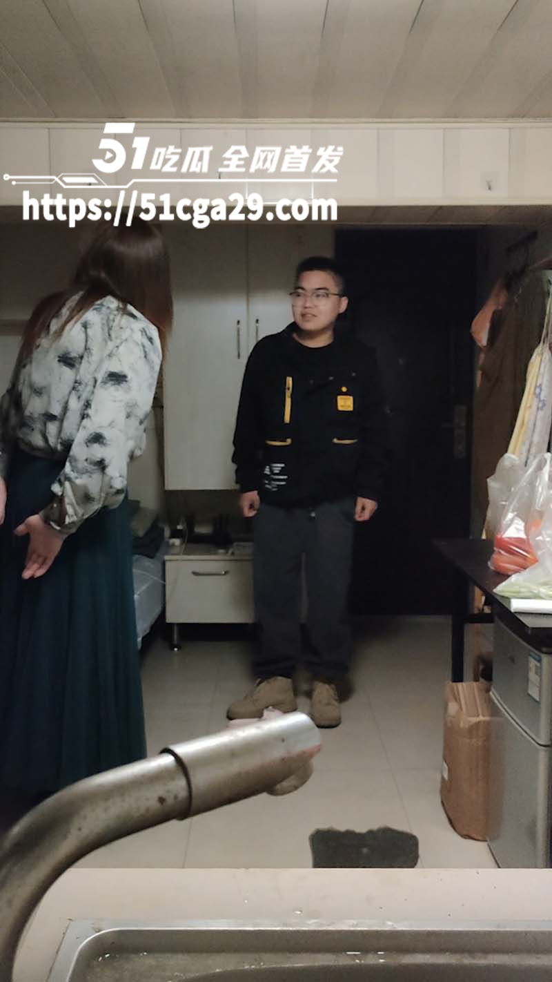 南京红大爷事件老熟人到来！不知怎么关心你 那就给你拿半桶油炒菜！