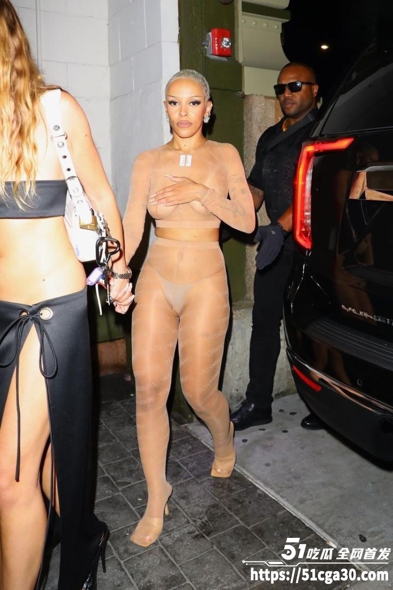 美国说唱歌手Doja Cat纽约出席活动身着透视装 7 美国说唱歌手Doja Cat纽约出席活动身着透视装 7