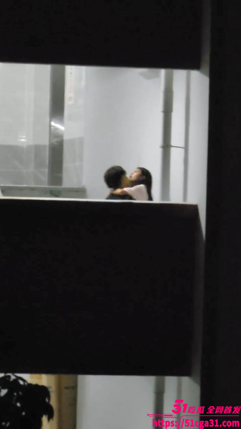 教学楼情侣激情互啃被直播 1 教学楼情侣激情互啃被直播 1