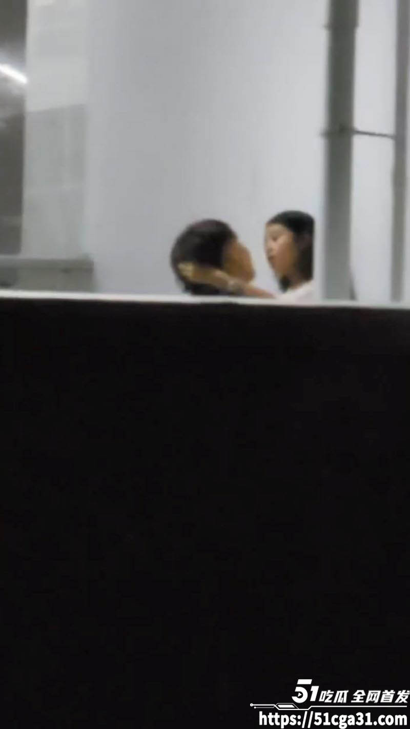 教学楼情侣激情互啃被直播 3 教学楼情侣激情互啃被直播 3