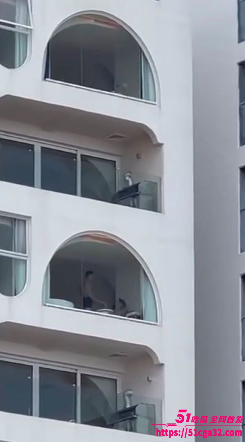 双月湾情侣全裸打炮不拉窗帘被偷拍 1