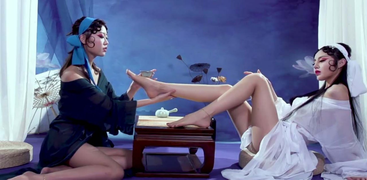 Ligui丽柜足控COS新白娘子传奇 青白双蛇妩媚妖娆 身姿娇艳欲滴让人欲罢不能 激情抚媚勾人心魂！