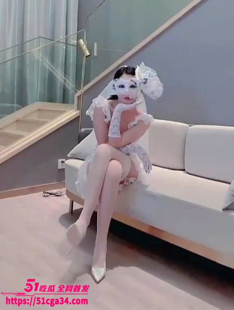 淫乱女神Lisa化身婚纱新娘足交性爱02