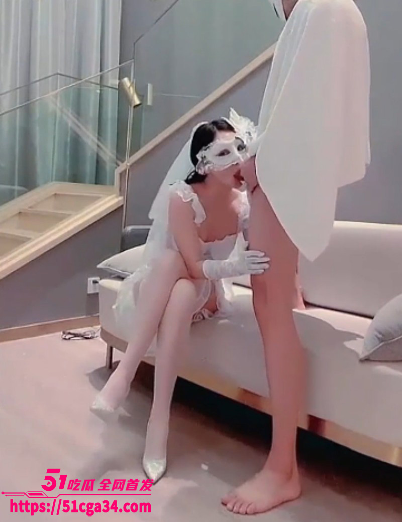 淫乱女神Lisa化身婚纱新娘足交性爱03