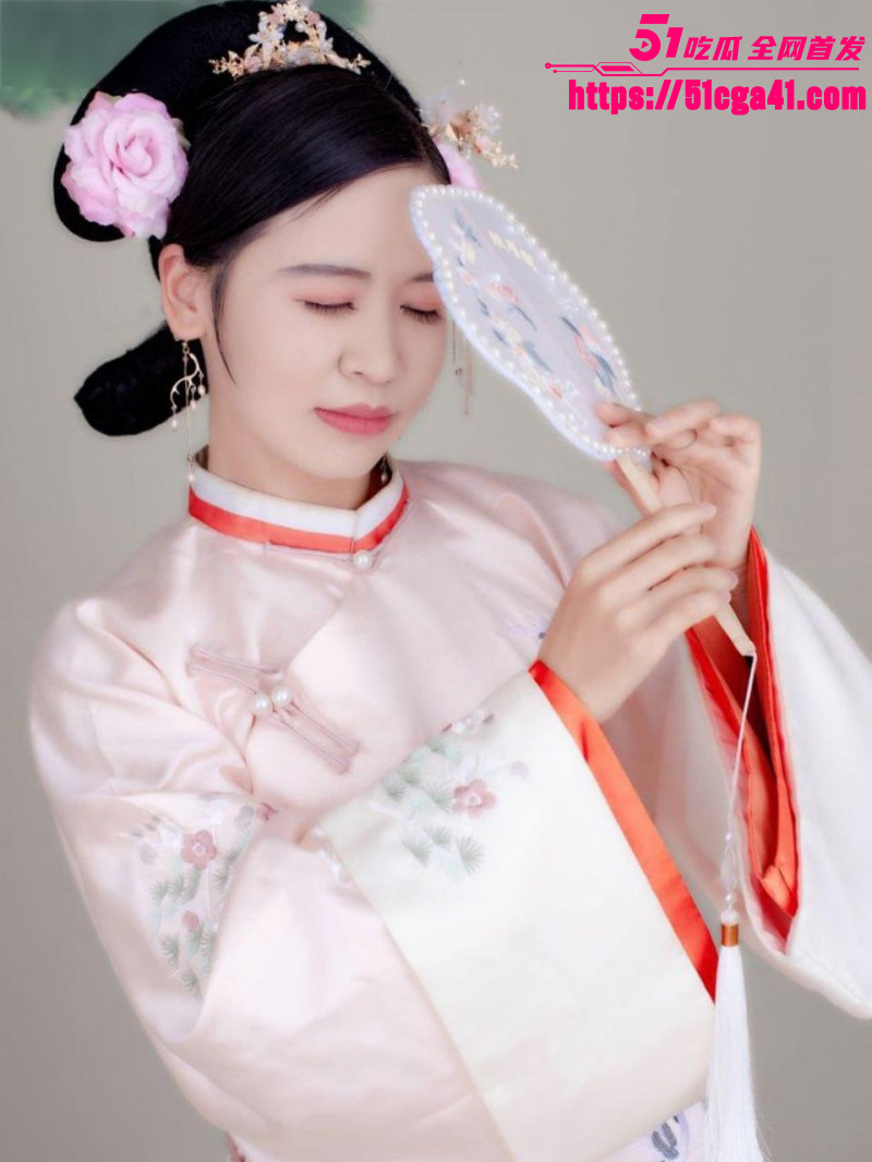 公立学校教师侯萌萌展示极品大奶头04