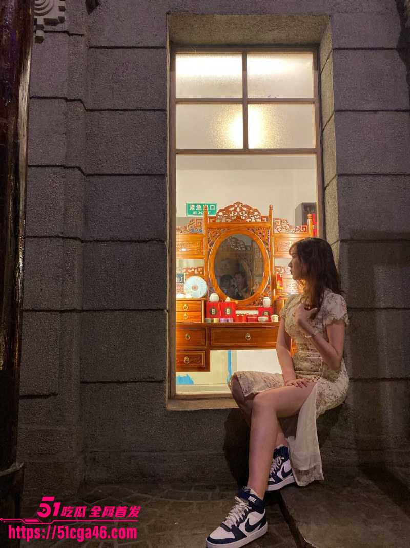 11四眼学生妹 私下跪舔鸡鸡 2