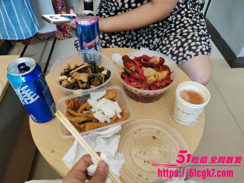 妈妈的味道与性感干妈打晨炮010 妈妈的味道与性感干妈打晨炮010