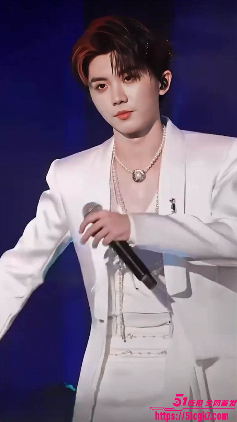 时代少年团马嘉祺女粉现场泪崩求爱为补偿竟次日激情做爱 1 时代少年团马嘉祺女粉现场泪崩求爱为补偿竟次日激情做爱 1