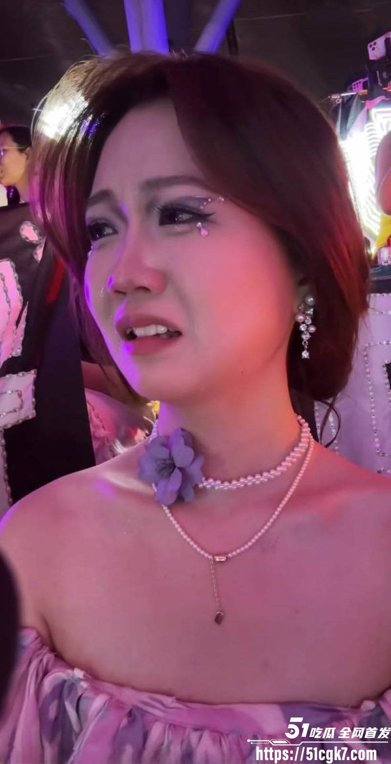 时代少年团马嘉祺女粉现场泪崩求爱为补偿竟次日激情做爱 2 时代少年团马嘉祺女粉现场泪崩求爱为补偿竟次日激情做爱 2