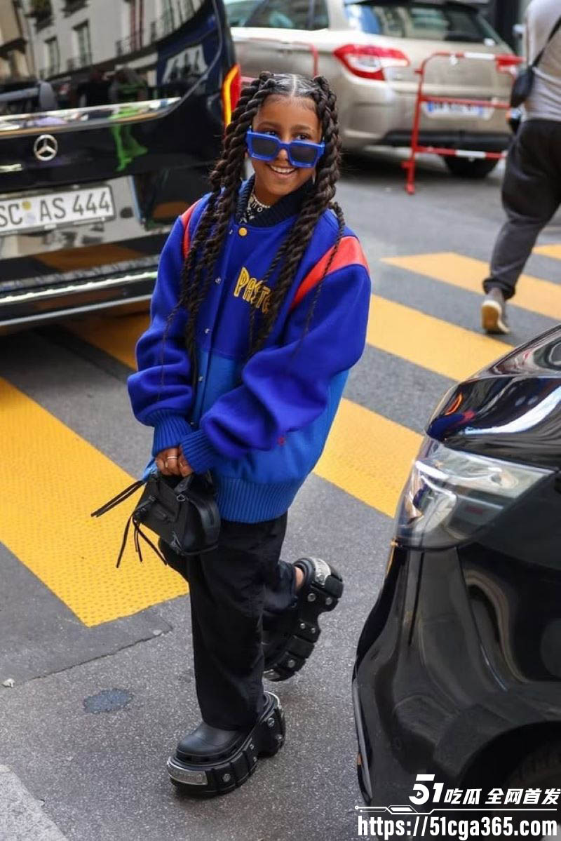 侃爷生日宴带12岁女儿参加人体宴盛会 2 侃爷生日宴带12岁女儿参加人体宴盛会 2