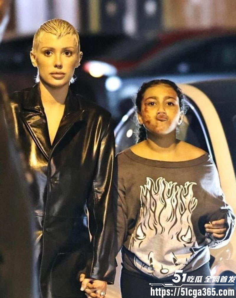 侃爷生日宴带12岁女儿参加人体宴盛会 3 侃爷生日宴带12岁女儿参加人体宴盛会 3