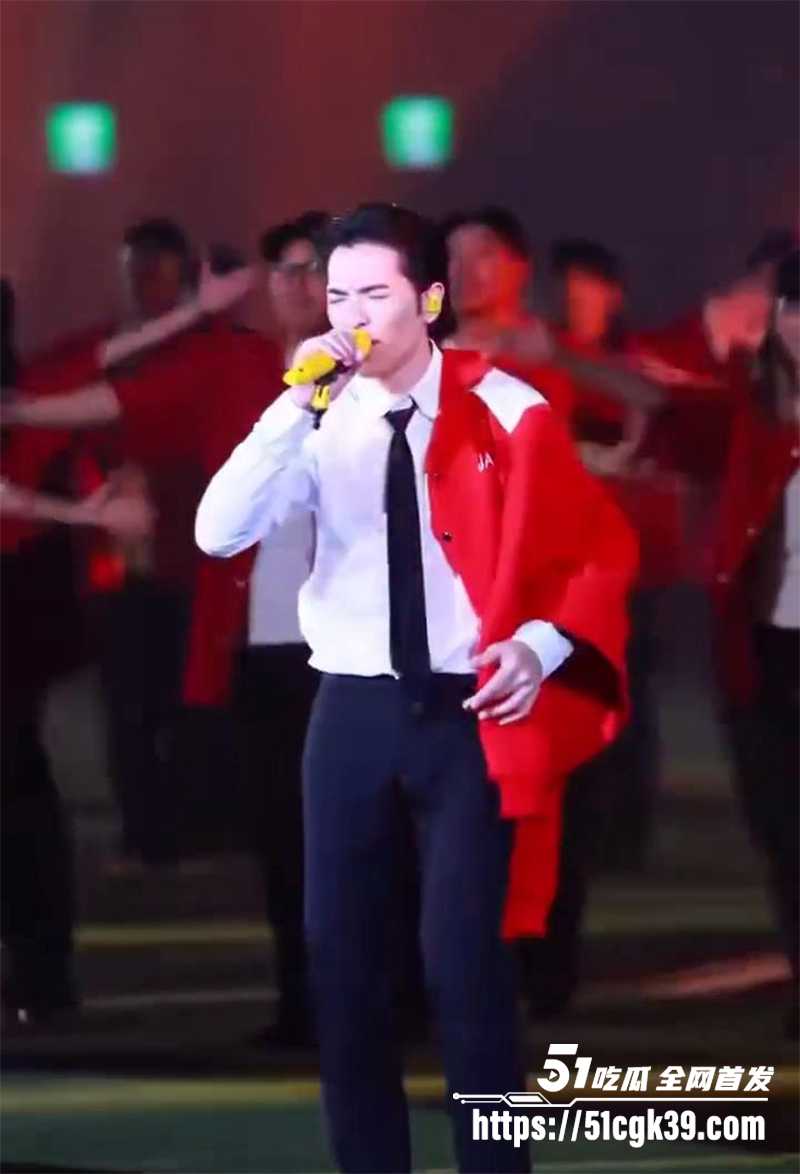 萧敬腾演出唱《王妃》外裤突然崩裂视频曝光1拷贝 萧敬腾演出唱《王妃》外裤突然崩裂视频曝光1拷贝