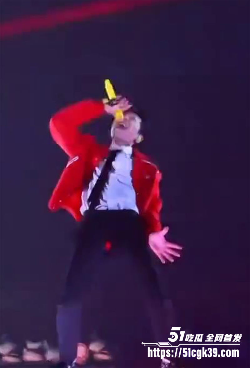 萧敬腾演出唱《王妃》外裤突然崩裂视频曝光4拷贝 萧敬腾演出唱《王妃》外裤突然崩裂视频曝光4拷贝