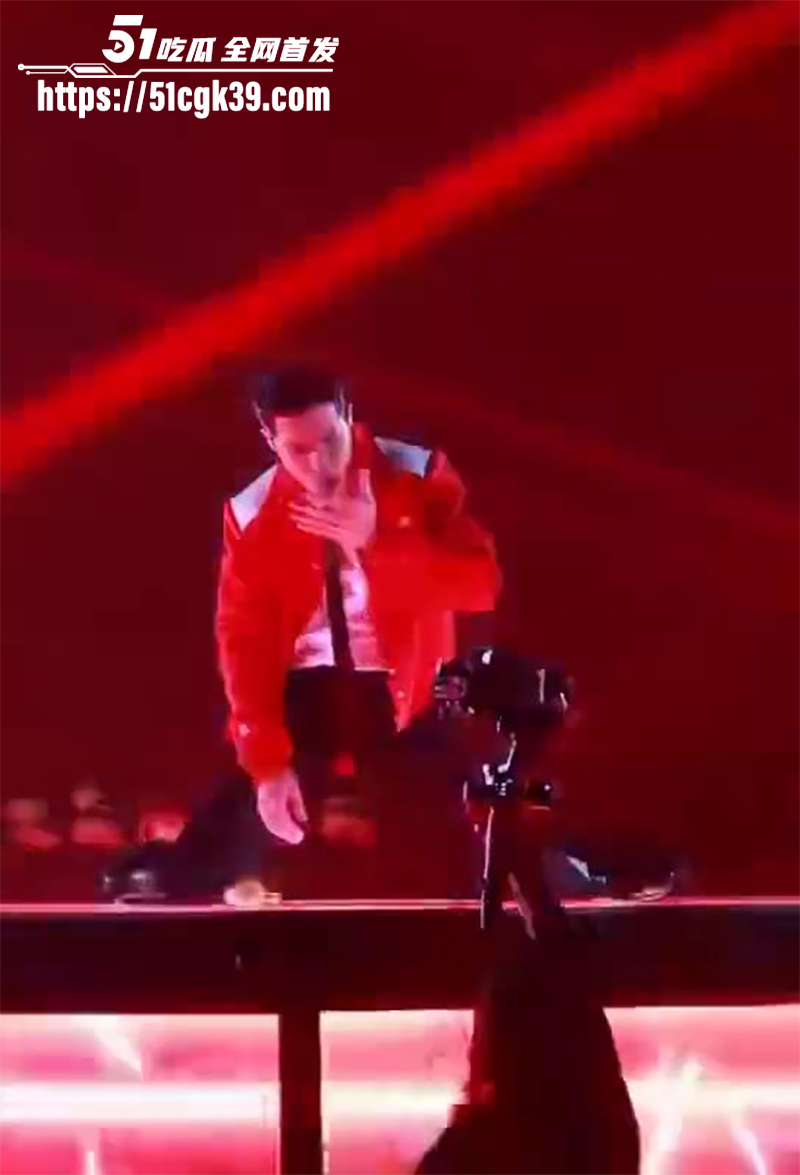 萧敬腾演出唱《王妃》外裤突然崩裂视频曝光6拷贝 萧敬腾演出唱《王妃》外裤突然崩裂视频曝光6拷贝