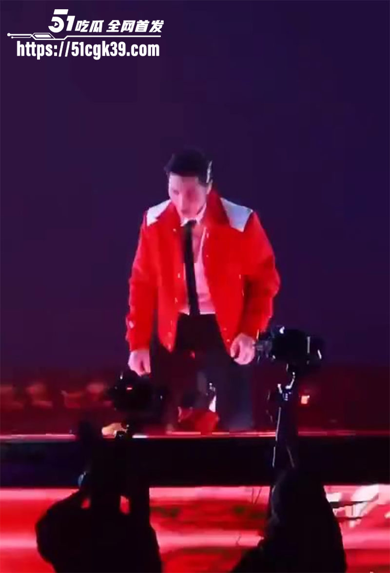 萧敬腾演出唱《王妃》外裤突然崩裂视频曝光7拷贝 萧敬腾演出唱《王妃》外裤突然崩裂视频曝光7拷贝