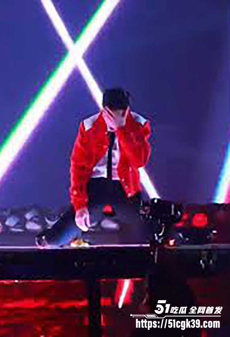 萧敬腾演出唱《王妃》外裤突然崩裂视频曝光8拷贝 萧敬腾演出唱《王妃》外裤突然崩裂视频曝光8拷贝