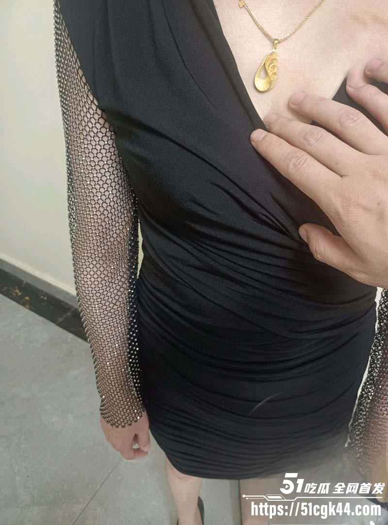 海角小涛桌子上暴操妈妈01